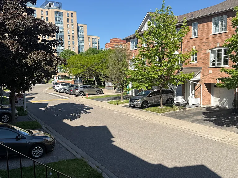 80 Acorn Pl #16 — Photo 6