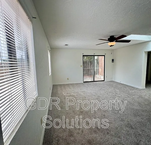 3529 Ross Ave SE — Photo 9