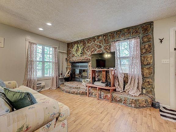 5th image of 5848 Lakeshore Dr