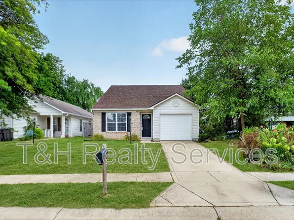 636 Locust Grove Ln, Greenwood, IN 46143