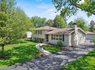 828 Magnolia Ln, Naperville, IL 60540