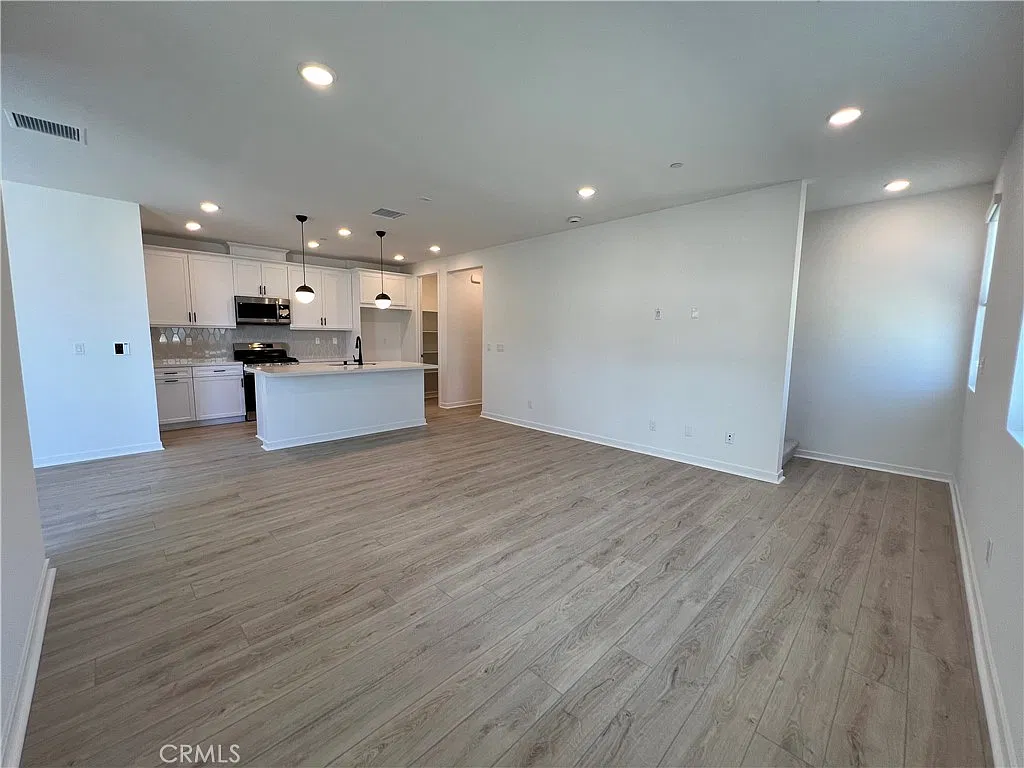 3 bed, 3.5 bath, 2138 sqft, $3,300 — Photo 3