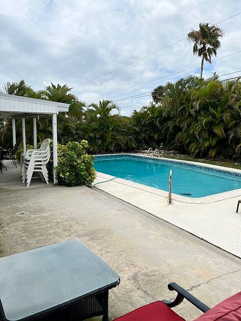 Large deep pool approximately15x30