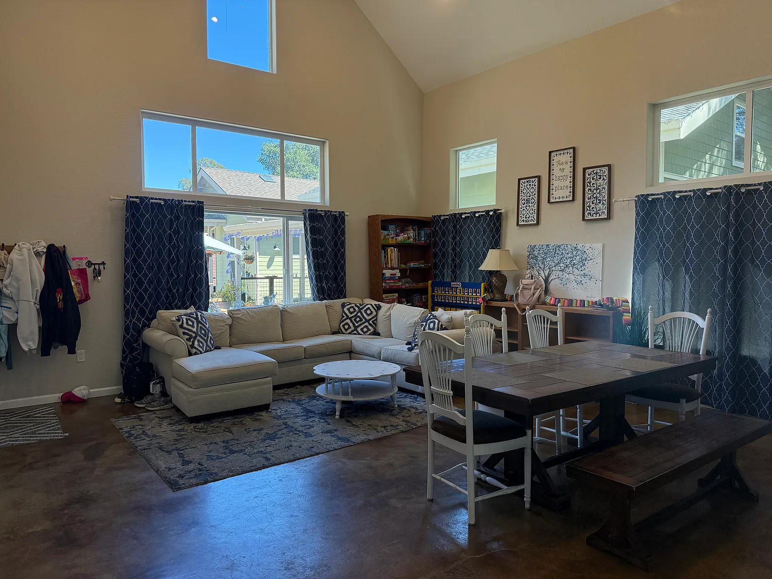 5 bed, 2500 sqft, $1,400 — Photo 2