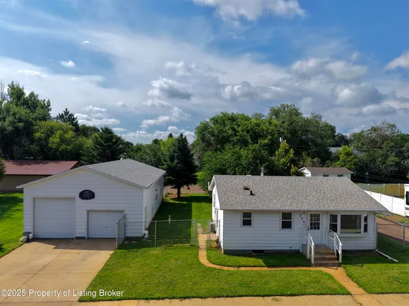 736 3rd St E, Dickinson, ND 58601