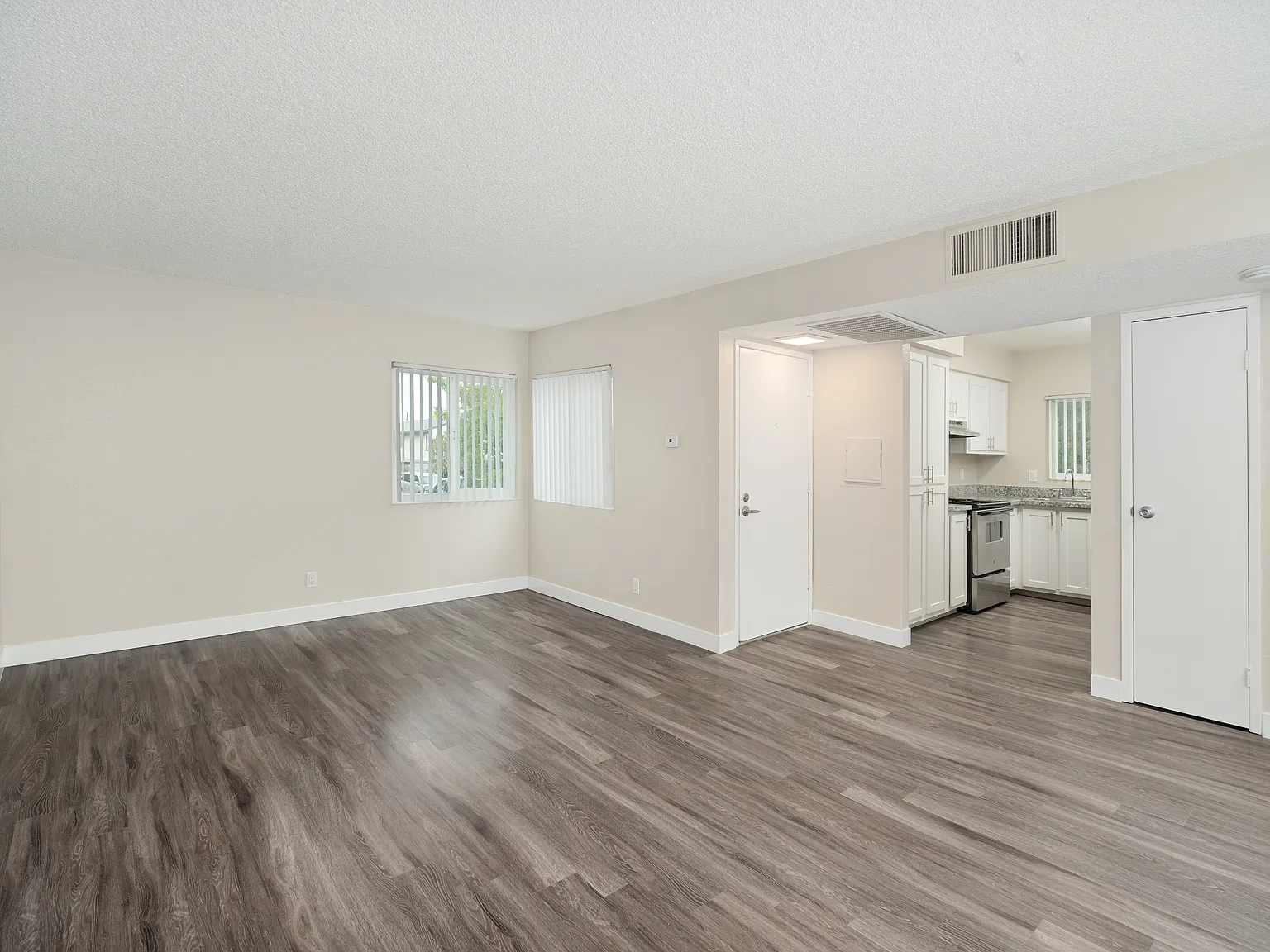 Lynwood Knolls — Photo 4