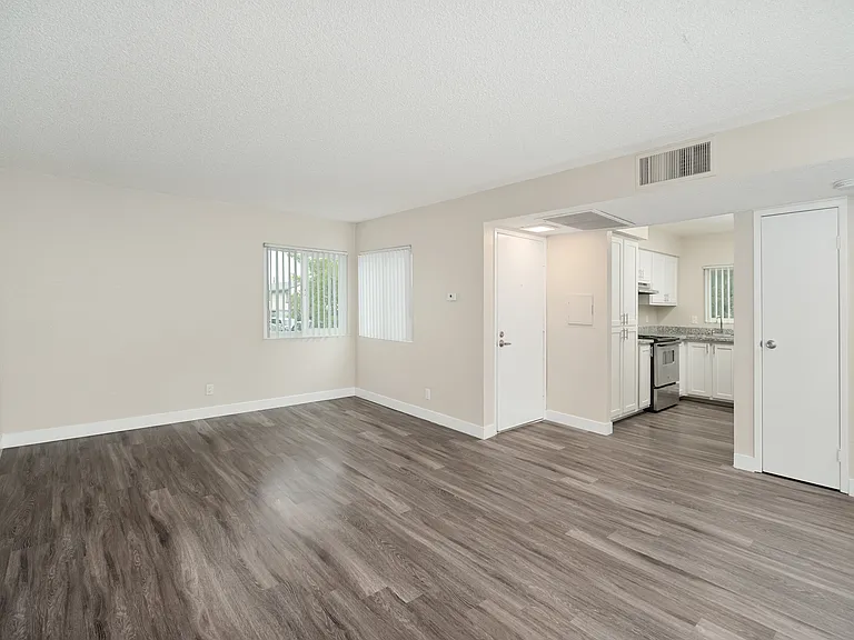 Lynwood Knolls — Photo 4