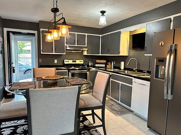 Eat-in kitchen