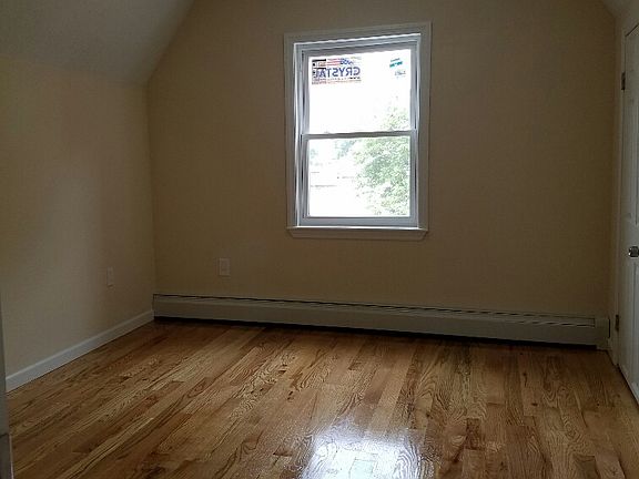 4th image of 287 Pennyfield Ave
