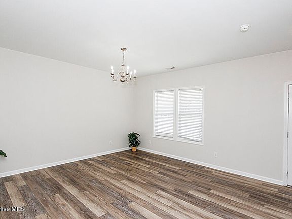 5th image of 828 Jade Lane