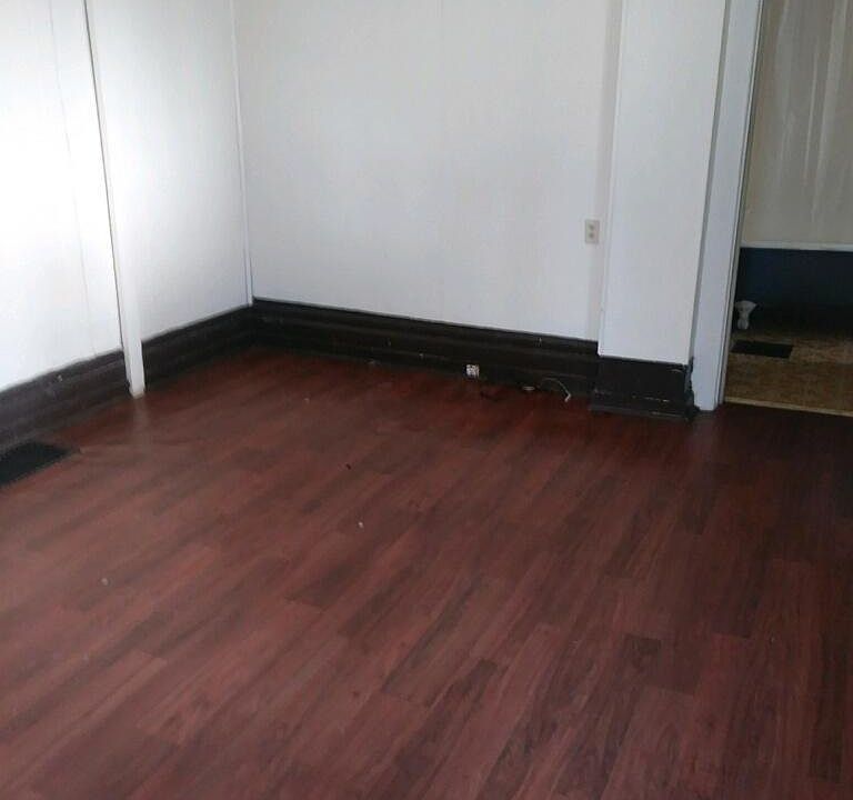 2nd image of 1112-1114 N Elm St