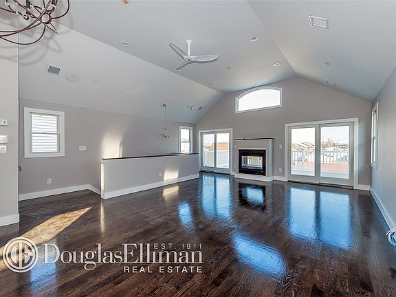 3rd image of 102 New Hampshire Ave