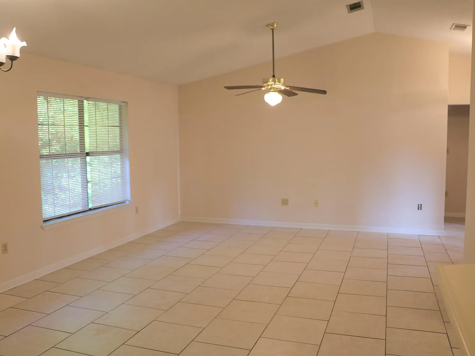 3 bed, 1300 sqft, $1,720 — Photo 3