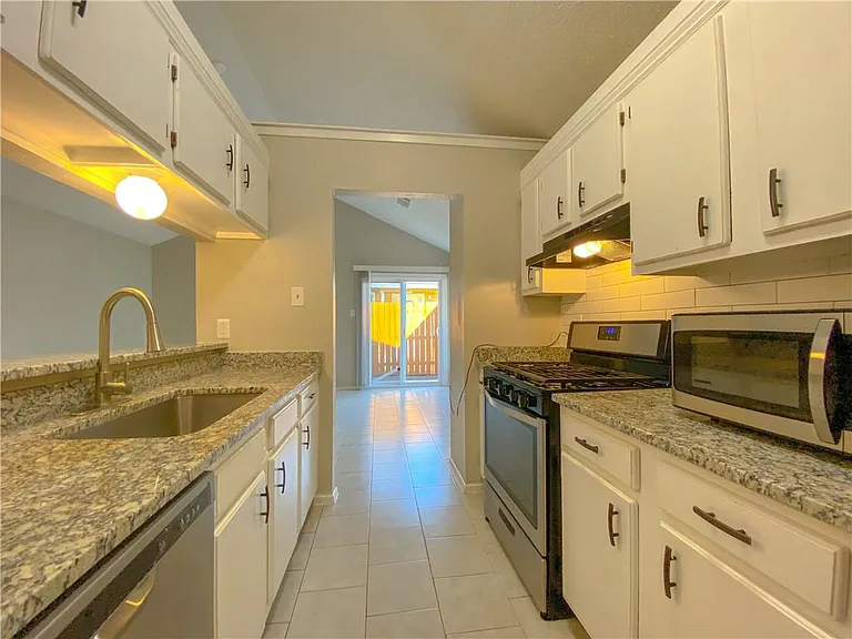 11908 Sunhillow Bnd #B — Photo 10