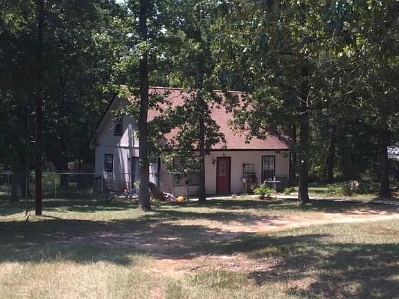 Fenced area to the left of the home with plenty of shae for animals