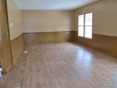 4th image of 15933 Charlemagne Ave W