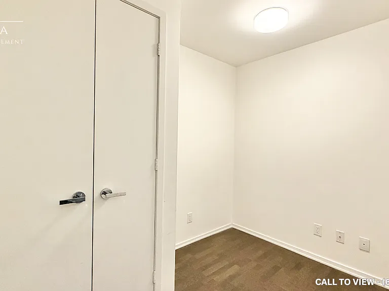 1 Bloor St E #524 — Photo 13