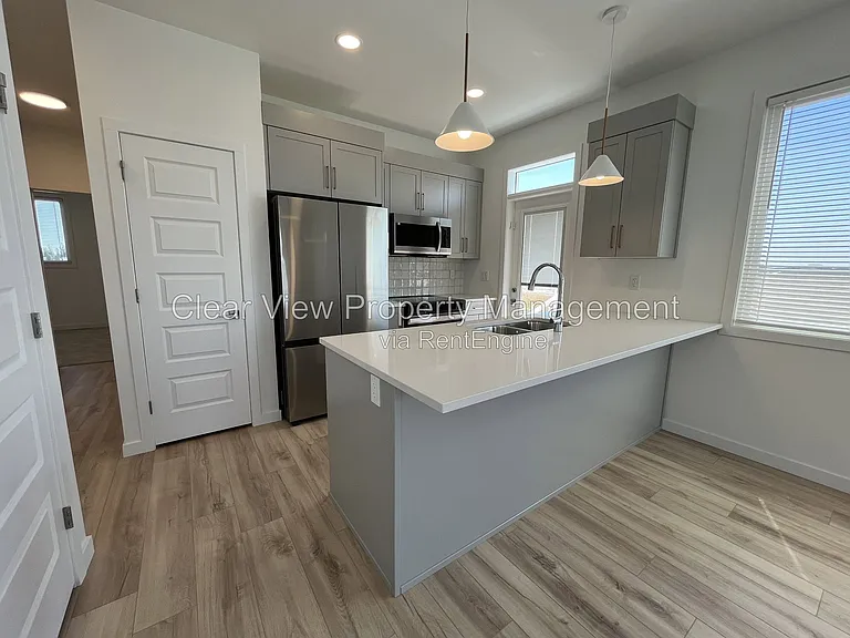 319 Aquitania Blvd W #UPPER LEVEL — Photo 2