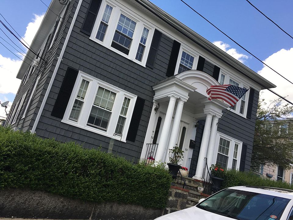 Walk to town, train, and all that Salem has to offer