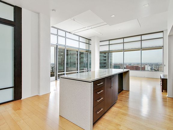 5th image of 1100 S Hope St APT 1601