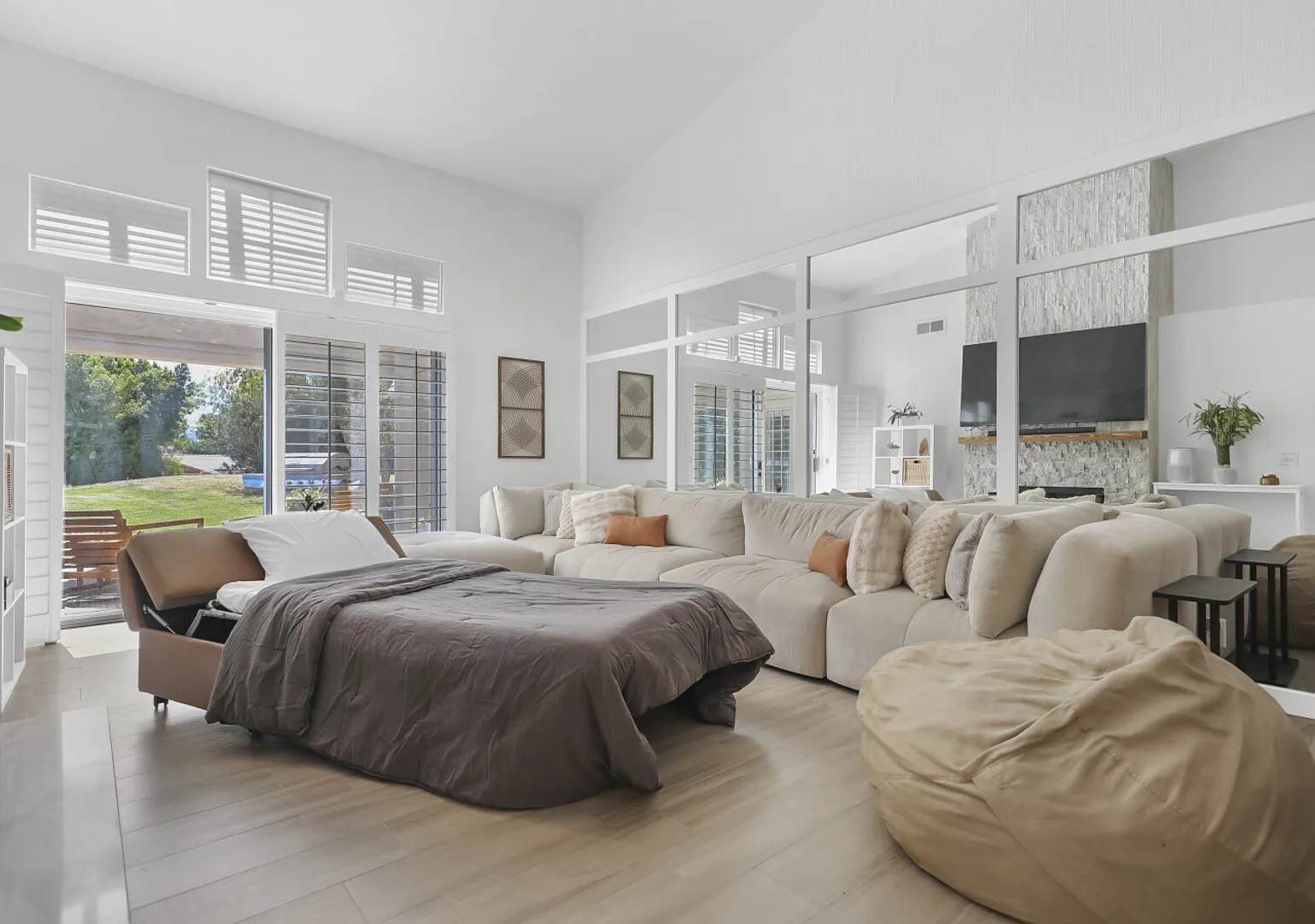 LUX |Condo *Rare* King Bed with Hot Tub and Pool — Photo 4