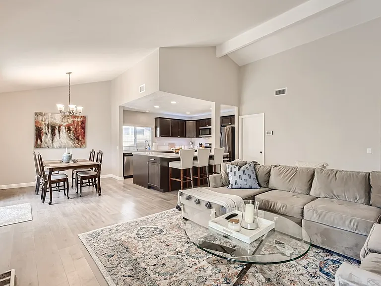 749 Sherwood Dr — Photo 3