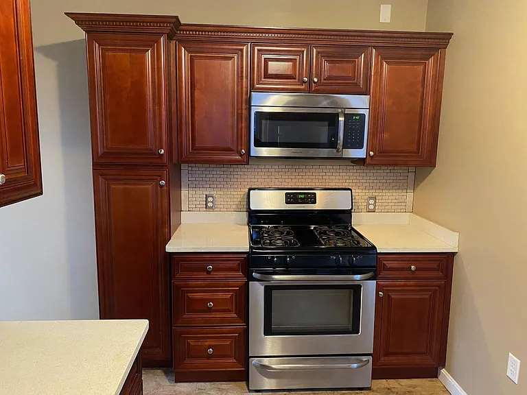17 Whitman Ave #2R — Photo 1