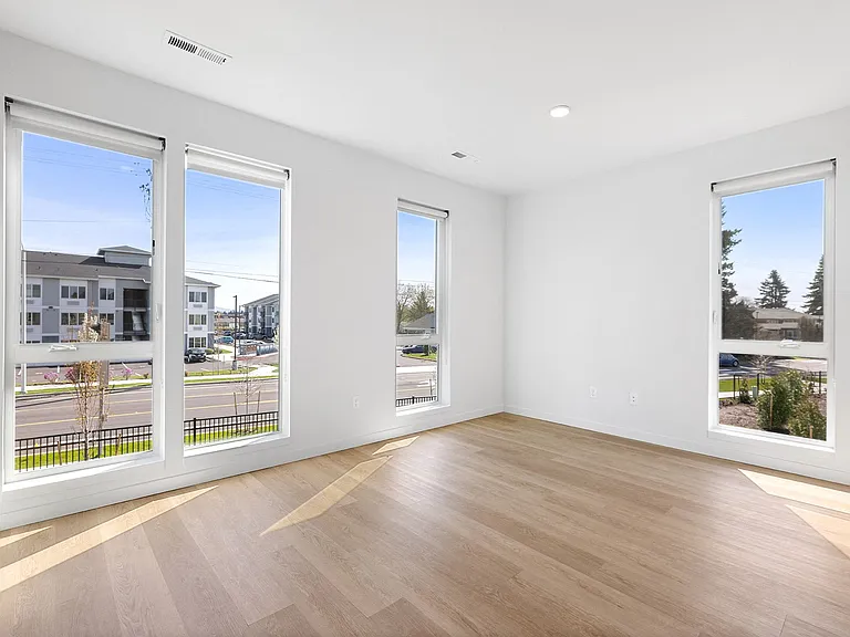 Ellis Apartments — Photo 16