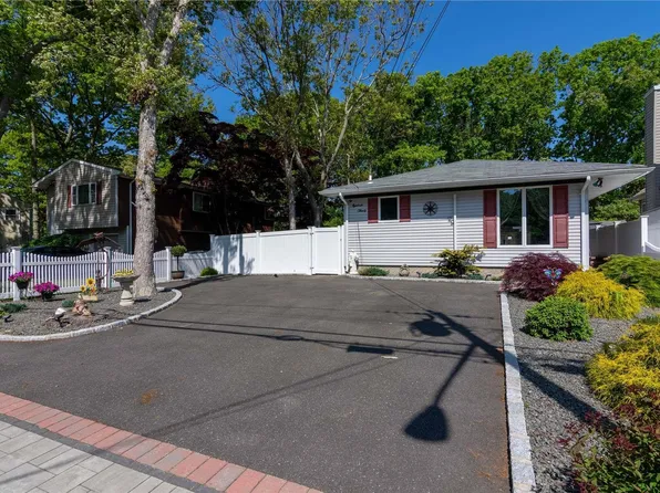 29 Ardmour Drive, Mastic, NY 11950