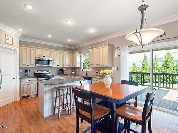 3rd image of 387 Stone Creek Dr