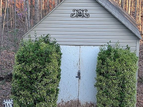 4th image of 857 Gold Hill Rd