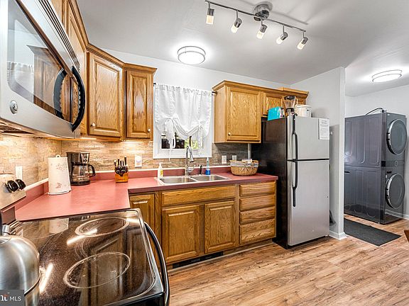 5th image of 186 Lakewood Cir
