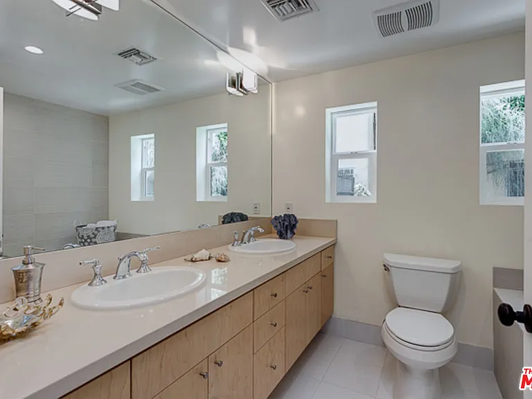 831 S Curson Ave — Photo 11