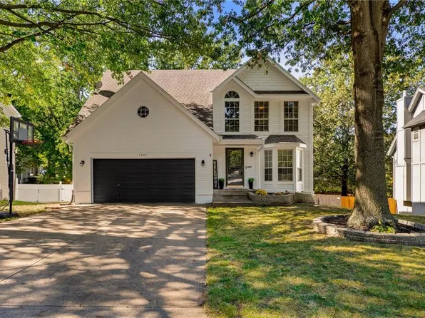 1065 E Charlotte Town Rd, Olathe, KS 66061