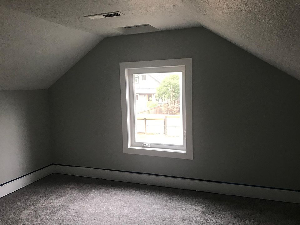 Upstair master bedroom with walk-in closet.