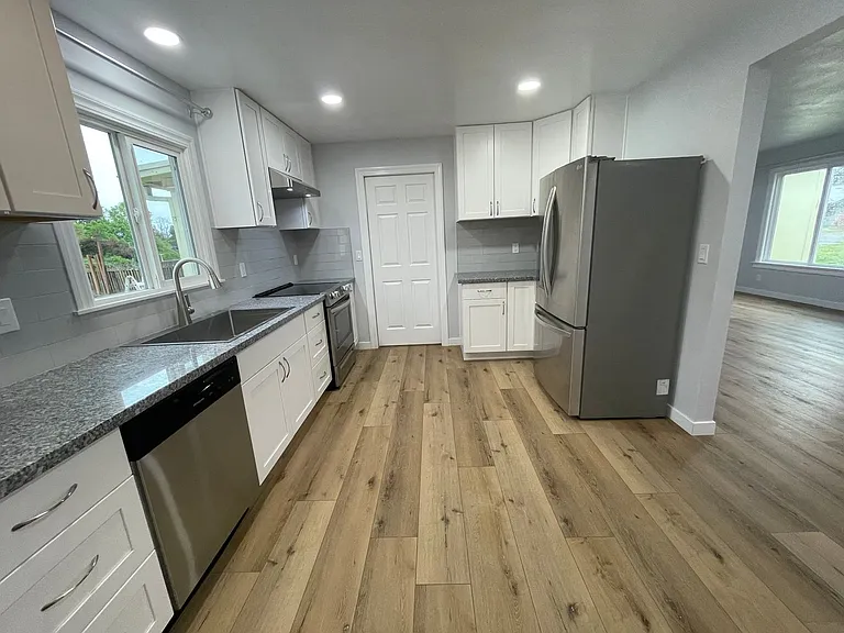148 & 148-1/2 Winema Way — Photo 6