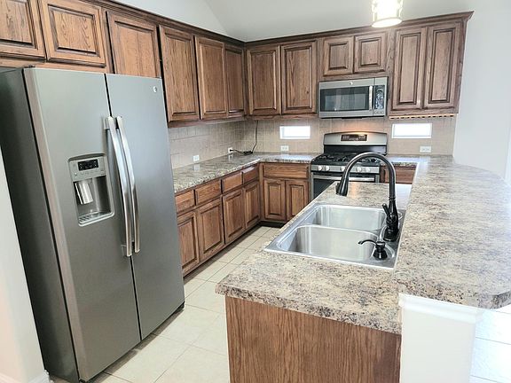 3rd image of 2833 Checker Dr