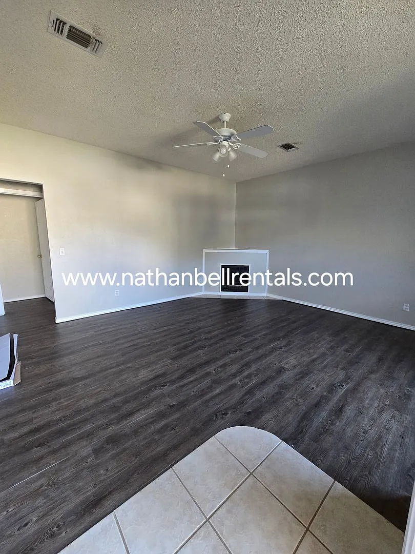 Single Family Home: 3 bed, 2 bath — Photo 2