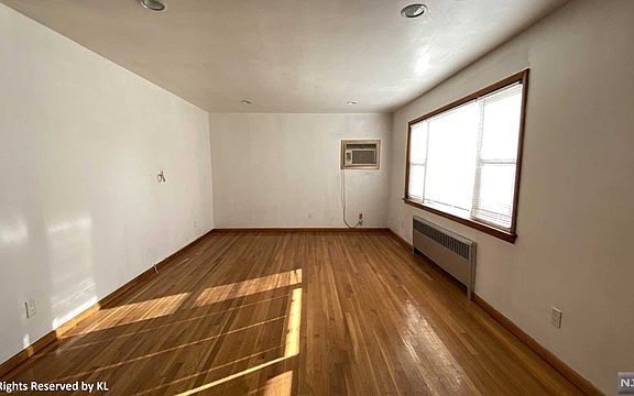 3rd image of 2358 Linwood Ave #1