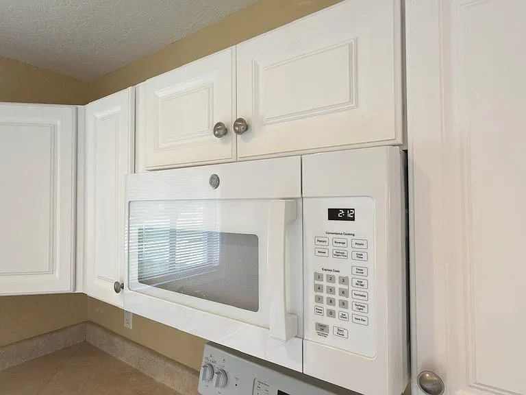 13769 Yarmouth Dr — Photo 28