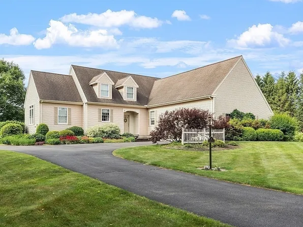 4 Crestview Dr, South Deerfield, MA 01373