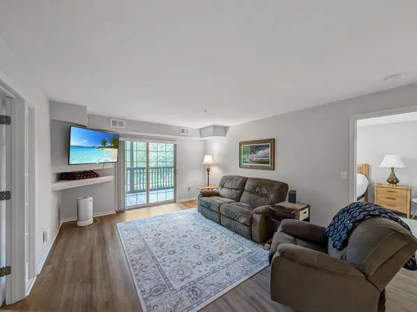 1350 Douglas Dr N APT 110, Golden Valley, MN 55422