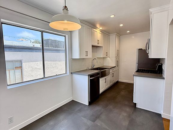 3rd image of 515 Pier Ave #4