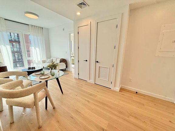 2nd image of 960 Pacific St #2D