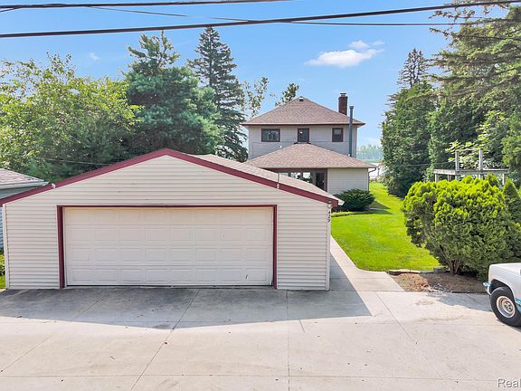 4th image of 429 Edgewater Dr