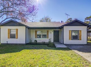 902 Twin Oaks St, Houston, TX 77076