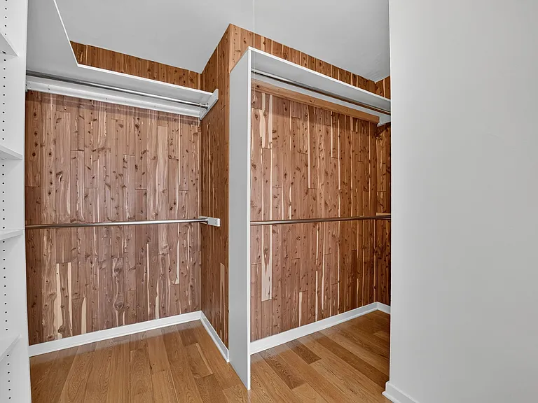WALK IN CLOSET
