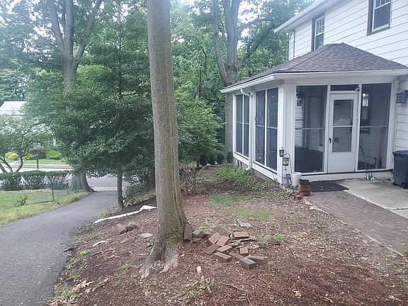 2nd image of 25 Hawthorne Ter #25