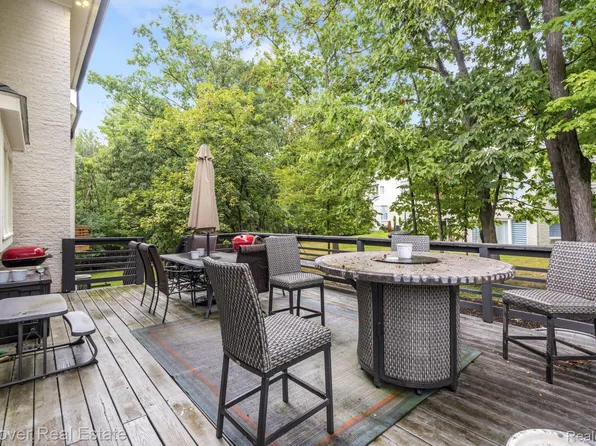 6195 Oak Trl, West Bloomfield, MI 48322
