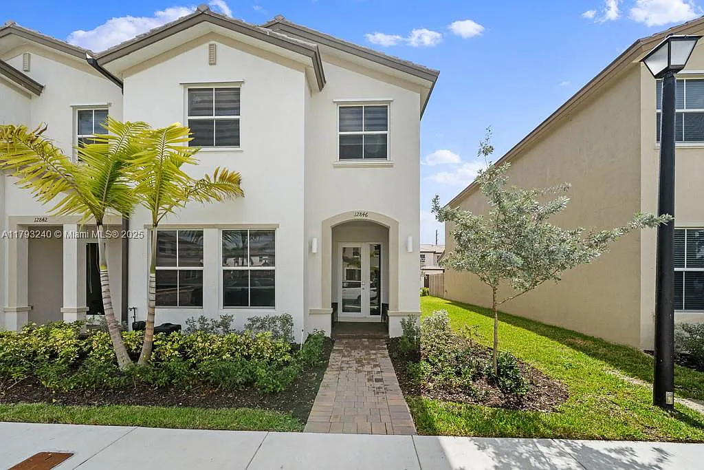 4 bed, 2.5 bath, 1872 sqft, $3,200 — Photo 2